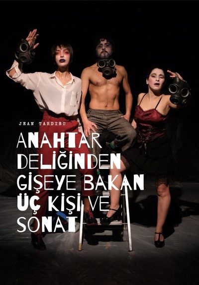 Anahtar Deliğinden Gişeye Bakan Üç Kişi Ve Sonat