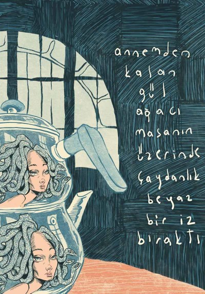 Annemden Kalan Gül Ağacı Masanın Üzerinde Çaydanlık Beyaz Bir İz Bıraktı
