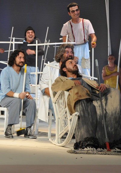 Kafesten Bir Kus Uctu Guguk Kusu Tiyatrolar Com Tr